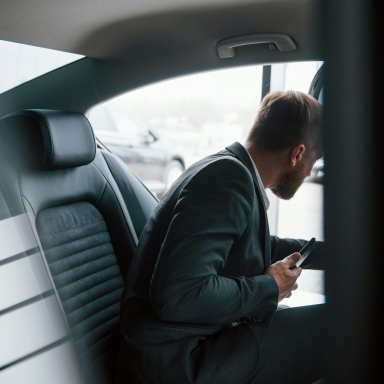 Geschäftsmann im Auto